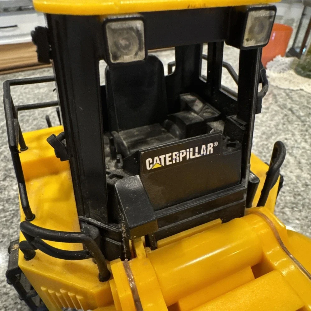 CAT Caterpillar‎ Bulldozer Construction Vehicle moves Sounds Lights Works 12